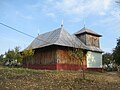 Biserica văzută dinspre intrarea în cimitir (latura de sud-vest)