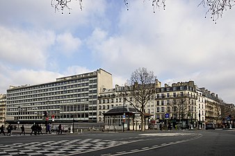 L'avenue Georges-Bernanos borde la gare de RER Port-Royal.