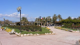 Massif, pergolas et monument au Général de Gaulle.