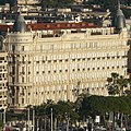 El Hôtel Carlton Cannes visto desde la Tour de la Castre.[13]​