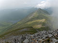 Blick vom Gipfel über den Nordgrat in Richtung Beinn Fhionnlaidh, links Loch Mullardoch