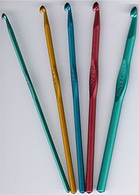 Crochet hooks {{fi|Erikokoisia virkkuukoukkuja.