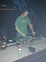 DJ Dara lors d'une rave à Springfield, dans le Massachusetts, en 2002.