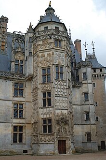 Helical staircase tower with Flamboyant Gothic and classicizing decoration, Chateau de Meillant (1510) Escalier d'honneur du chateau de Meillant (Cher).JPG
