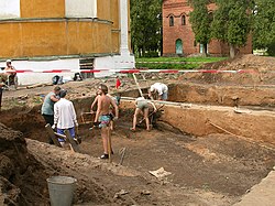 http://upload.wikimedia.org/wikipedia/commons/thumb/8/8a/Excavations_Uglich.jpg/250px-Excavations_Uglich.jpg