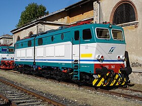 La locomotiva E.655.162 (serie E.655), ripellicolata in livrea XMPR.