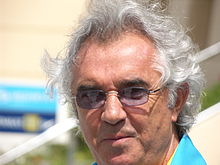 Photo de Flavio Briatore, le patron de l'écurie Benetton Formula, qui fournit à Simtek des boîtes de vitesses et Jos Verstappen