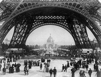 Di bawah Menara Eiffel, menghadap ke Central Dome