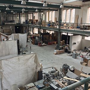 Werkhalle mit abgetrennten Arbeitsbereichen, 2015