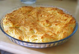 Sûrement une gougère angevine. Il ne faut pas ouvrir le four pendant la cuisson, ou bien la gougère s’aplatit.