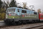 12. KW Die Elektrolokomotive DB 111 039-4 in Hersbruck, Metropolregion Nürnberg, mit Werbung für den Deutschen Alpenverein (DAV).