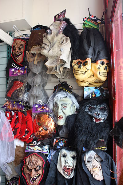 파일:Halloween Shop, Derry, September 2010 (02).JPG