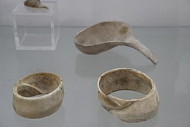 Bracelets et récipient en coquillage. Musée national (New Delhi).