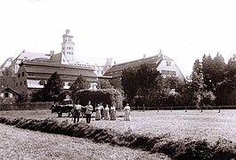 Heuernte vor alter Mühle