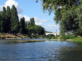 L'île Aucard avec en fond le pont Wilson ou pont de pierre.