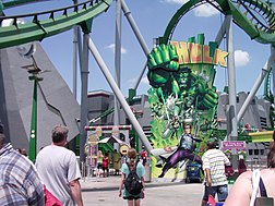 Transformation de Hulk à l'entrée de l'attraction Incredible Hulk Coaster