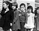 תמונתה של דורותיאה לאנג מאפריל 1942, המתעדת ילדים ממוצא יפני נשבעים אמונים לדגל ארצות הברית