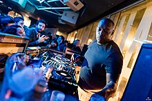 Кевин Сондерсон во время выступления на Detroit Love Party в клубе Nuits Fauves в Париже в 2016 году.