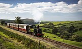 Ein Zug auf dem wiederaufgebauten Abschnitt der Lynton and Barnstaple Railway (L&B)