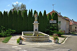 La fontaine de la Vierge à l'enfant.