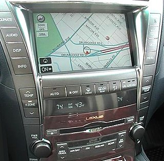 La imagen muestra una radio y una pantalla con un sistema de navegación de un automóvil Lexus Gen V