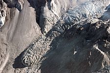 Una petita cascada de gel en el lòbul aquest de la nova glacera Crater a la muntanya Saint Helens.