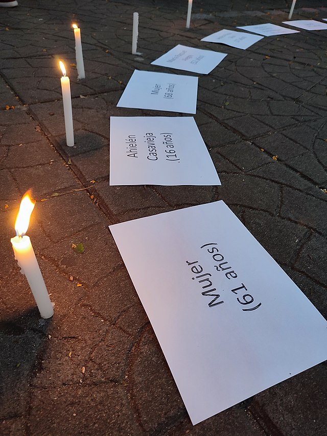Instalación de velas y carteles en memoria de mujeres víctimas de violencia de género.