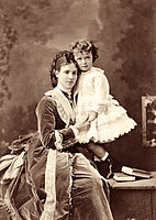Nicolás II con su madre en 1870.