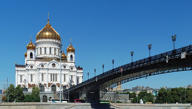 Патриарший мост и храм Христа Спасителя. Вид с юго-востока, через Москву-реку.