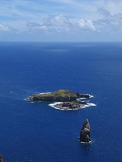 Motu Nui s menším ostrůvkem Motu Iti a Motu Kao Kao v popředí. Vyfoceno z vesnice Orongo ležící kráteru Rano Kau, ve výšce 250 m n. m