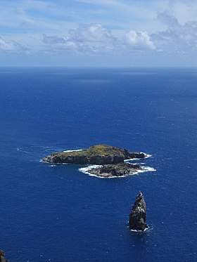 Motu Iti entre Motu Nui, la plus large, et le pic de Motu Kao Kao. Photographie prise en janvier 2004, depuis Orongo sur le volcan du Rano Kau, à environ 300 mètres (1000 pi) au dessus du niveau de la mer.