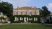 Façade du château, composée d'un seul corps de logis, couverte de vigne vierge en rez-de-chaussée et donnant sur une cour gazonnée