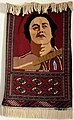 ručně tkaný koberec s podobiznou uzbecké národní umělkyně Olmachon Hayitové
