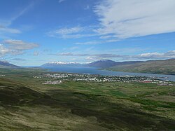 Vue de l'intégralité de l'Eyjafjörður, d'Akureyri au fond du fjord jusqu'à la mer du Groenland dans le lointain avec à gauche la Tröllaskagi et à droite la Flateyjarskagi.