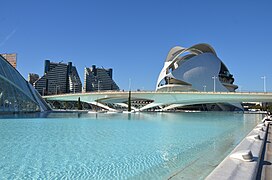 Puente de Monteolivete, detrás el Palacio de las Artes Reina Sofía