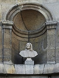 Le buste de Jean Mabillon, dans une niche de la place Saint-Germain-des-Prés (6e arrondissement de Paris, France). (définition réelle 2 243 × 2 938)