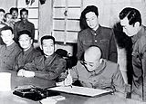 Peng Tö-huaj aláírja a koreai háborút lezáró 1953. évi megállapodását