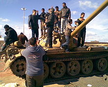 Изоставен либийски танк от правителствените сили по време на гражданската война от 2011 г.