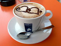 Cappuccino được phục vụ vào bữa sáng ở Ý, đựng trong một tách nhỏ với sô cô la trang trí