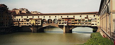 Kenda brúgvin Ponte Vecchio.