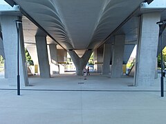 Accès à la station, sous le viaduc.