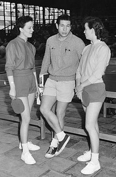 Розалин Роу (справа) с сестрой Дианой и с Ричардом Бергманом в 1953 году