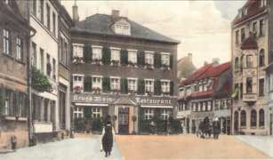 Fischerrain um 1925. Krug's Wein-Restaurant (im Krieg zerstört). Rechts (mit Erker) das noch bestehende Fischhaus Dittmar