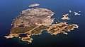 Luftbildaufnahme der Insel mit dem Flughafen