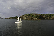 Segelbåt framför Valsöarna i den östra delen.