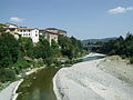 Der Scrivia bei Serravalle Scrivia, im Hintergrund die Autobahn A7