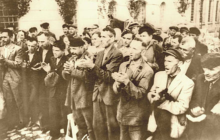 Ocupația sovietică a Basarabiei - cetățeni prosovietici salută intrarea Armatei Roșii în Basarabia.