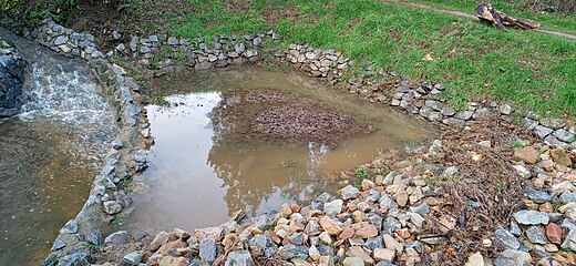 Einlauf des Steinbaches mit Wasser an Weihnachten 2020 für die Unterquerung des Praunheimer Weges hinter dem Alten und Pflegeheim