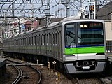 京王線に乗り入れ、下高井戸駅を通過する10-300形電車