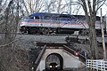 Un treno e un automobile che passano sul Colchester Overpass